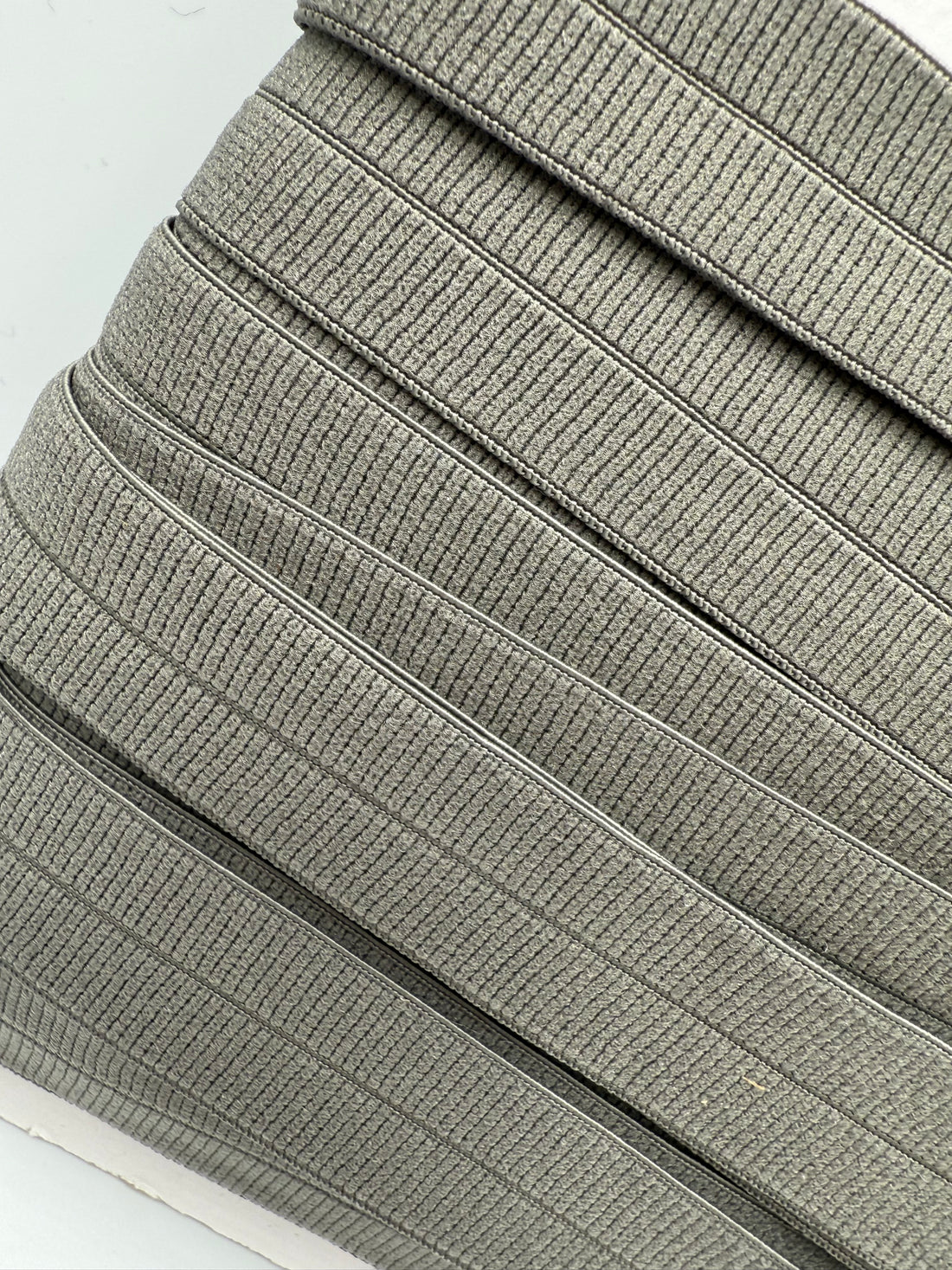 Mellem Grå - Foldeelastik 2 cm bred