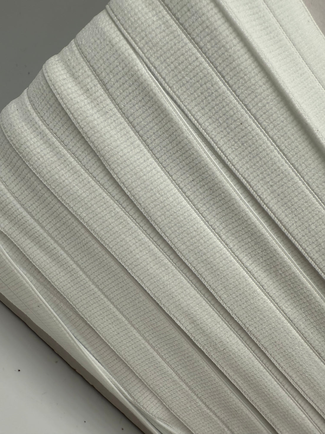 Hvid - Foldeelastik 2 cm bred