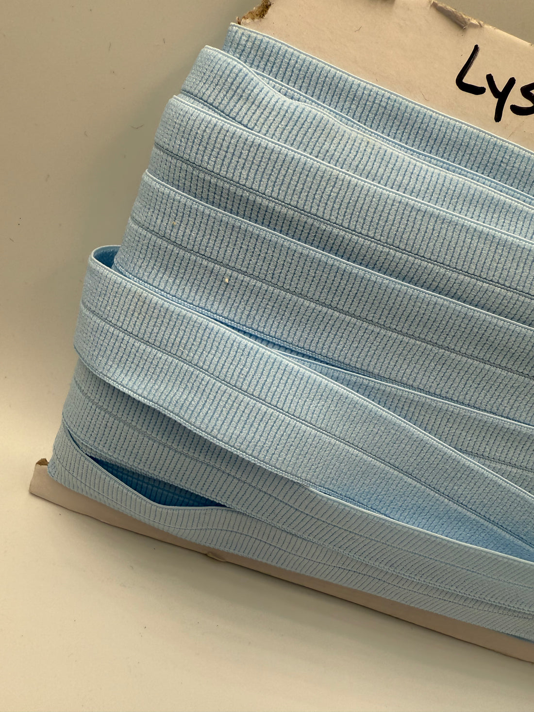 Lys blå - Foldeelastik 2 cm bred