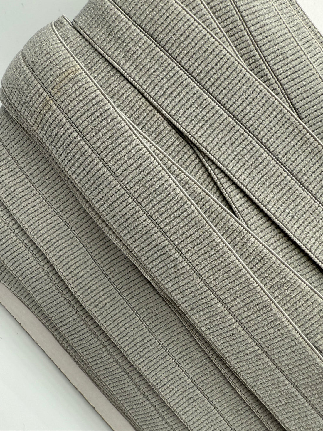 Lys Grå - Foldeelastik 2 cm bred