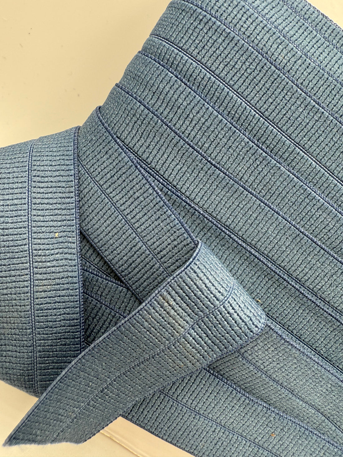 Støvet mørkeblå- Foldeelastik 2 cm bred