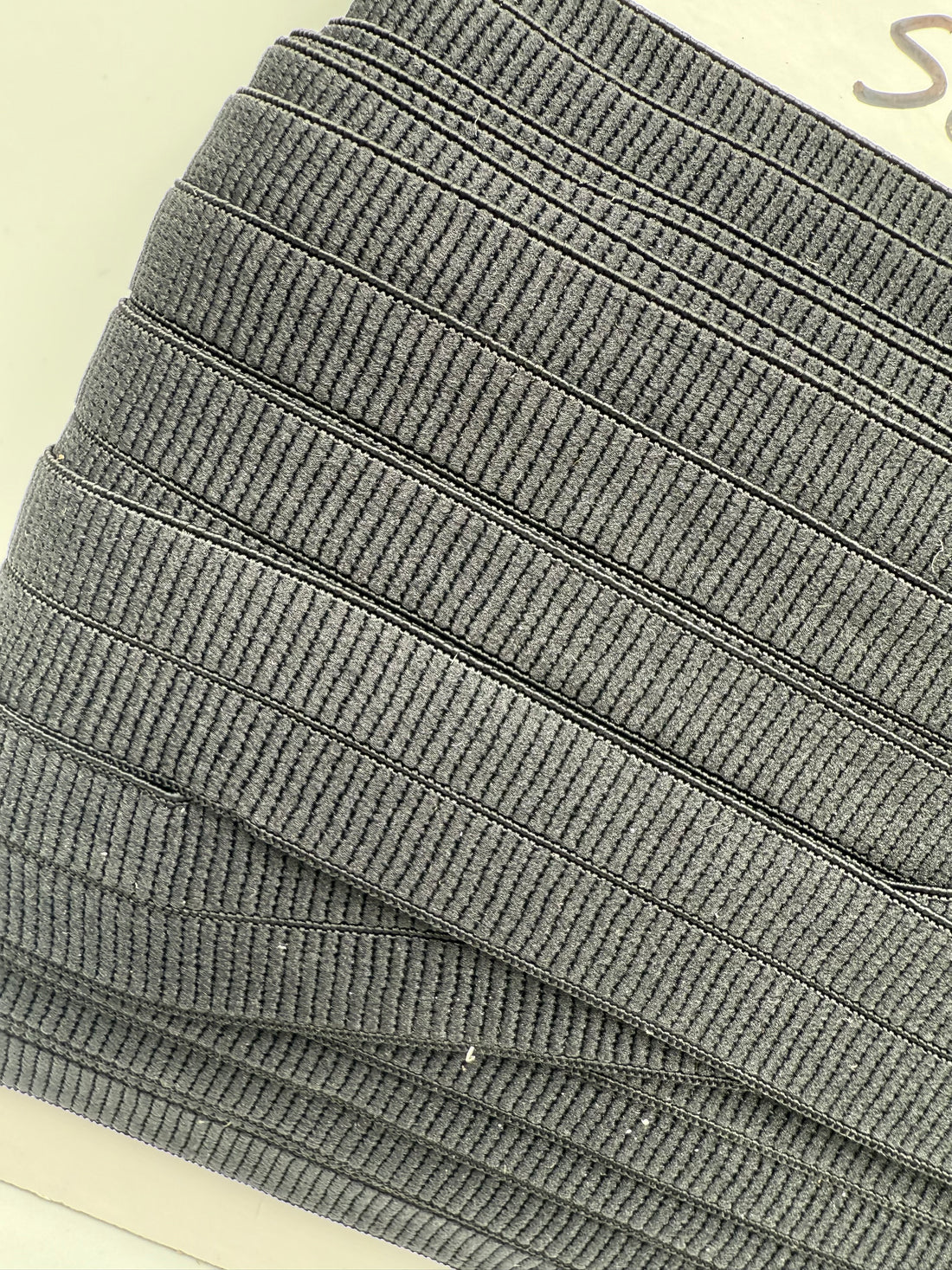 Sort- Foldeelastik 2 cm bred