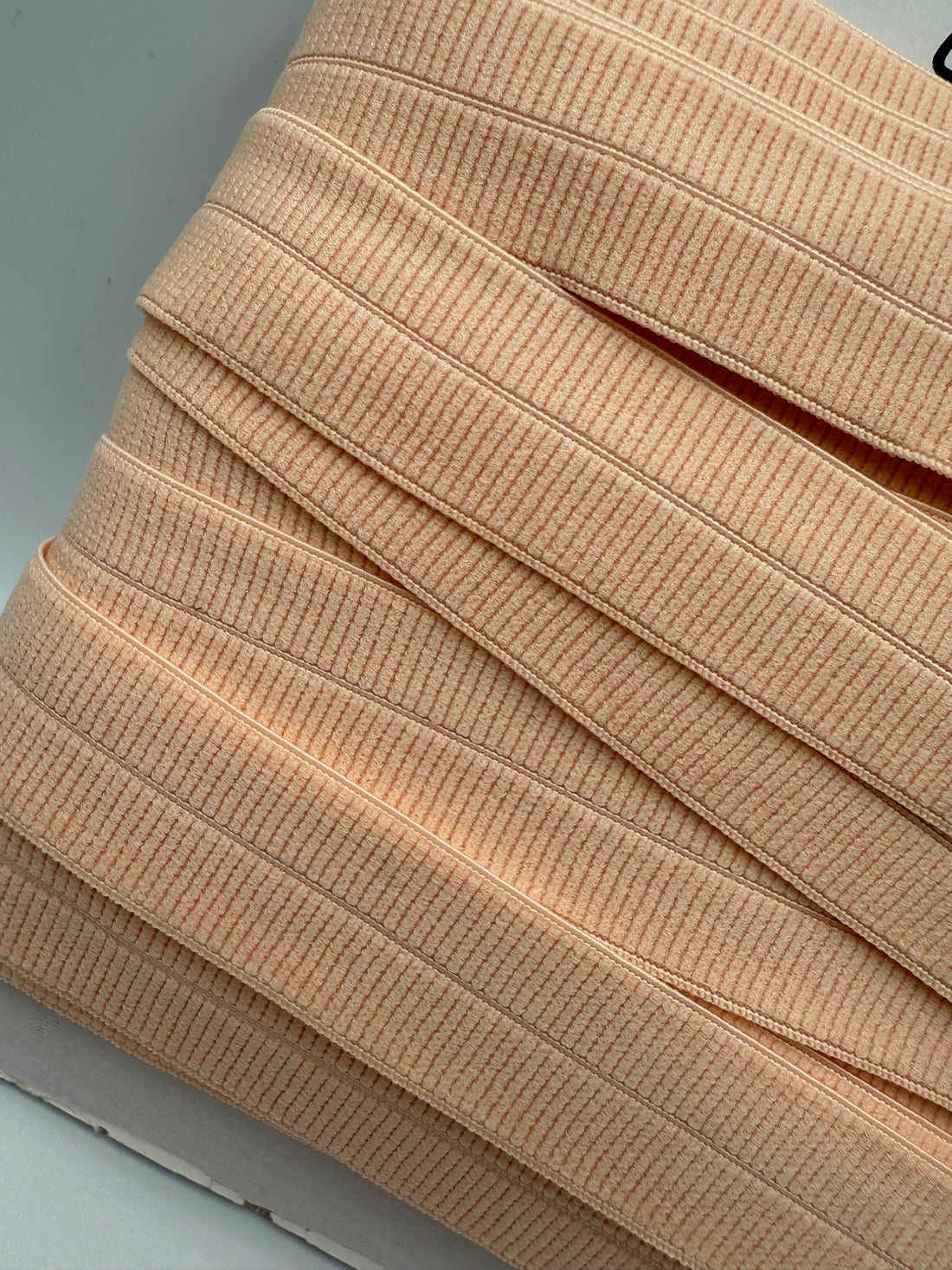 Lys fersken- Foldeelastik 2 cm bred