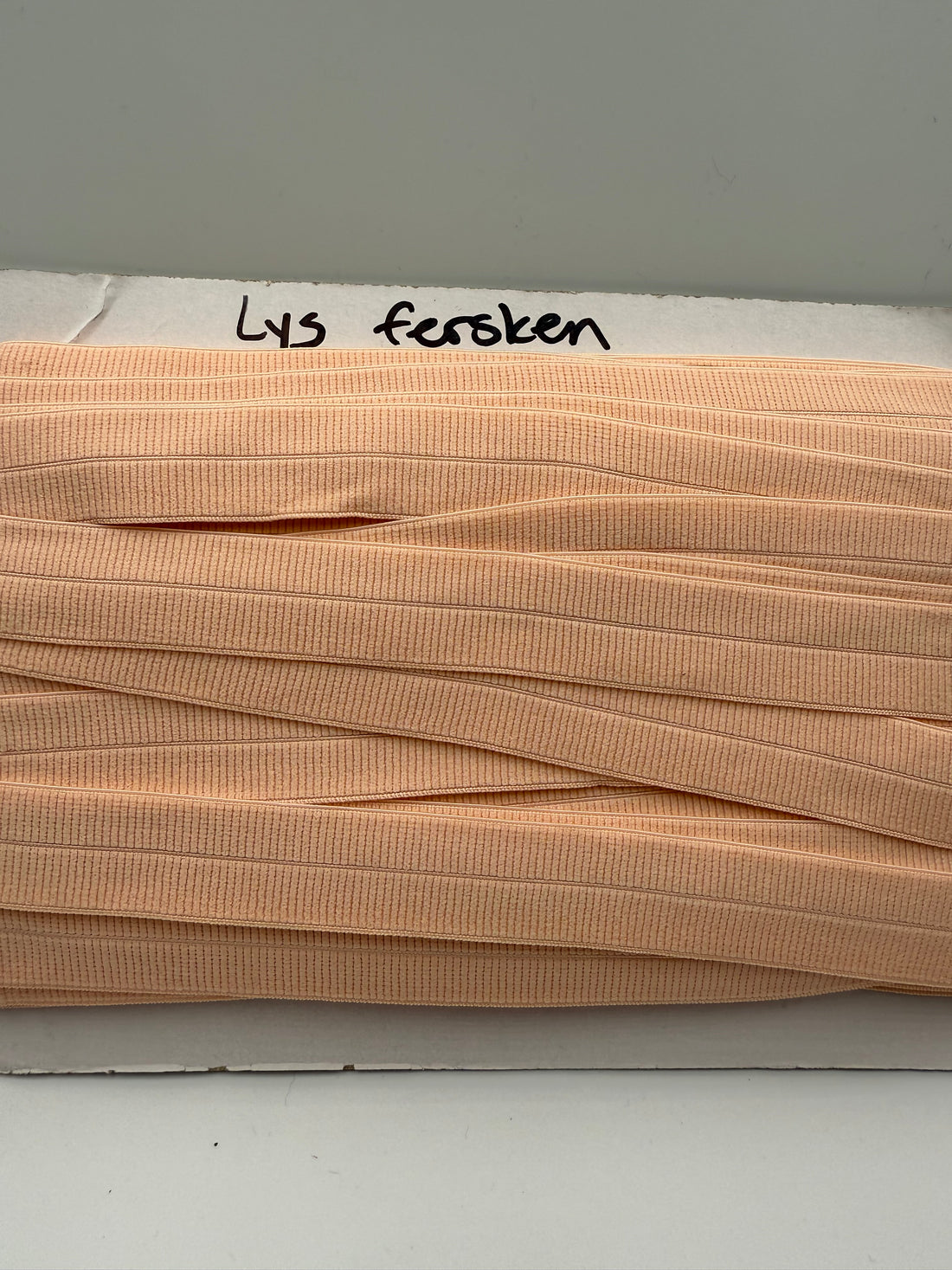 Lys fersken- Foldeelastik 2 cm bred