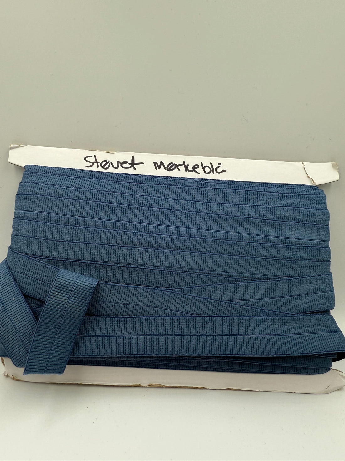 Støvet mørkeblå- Foldeelastik 2 cm bred