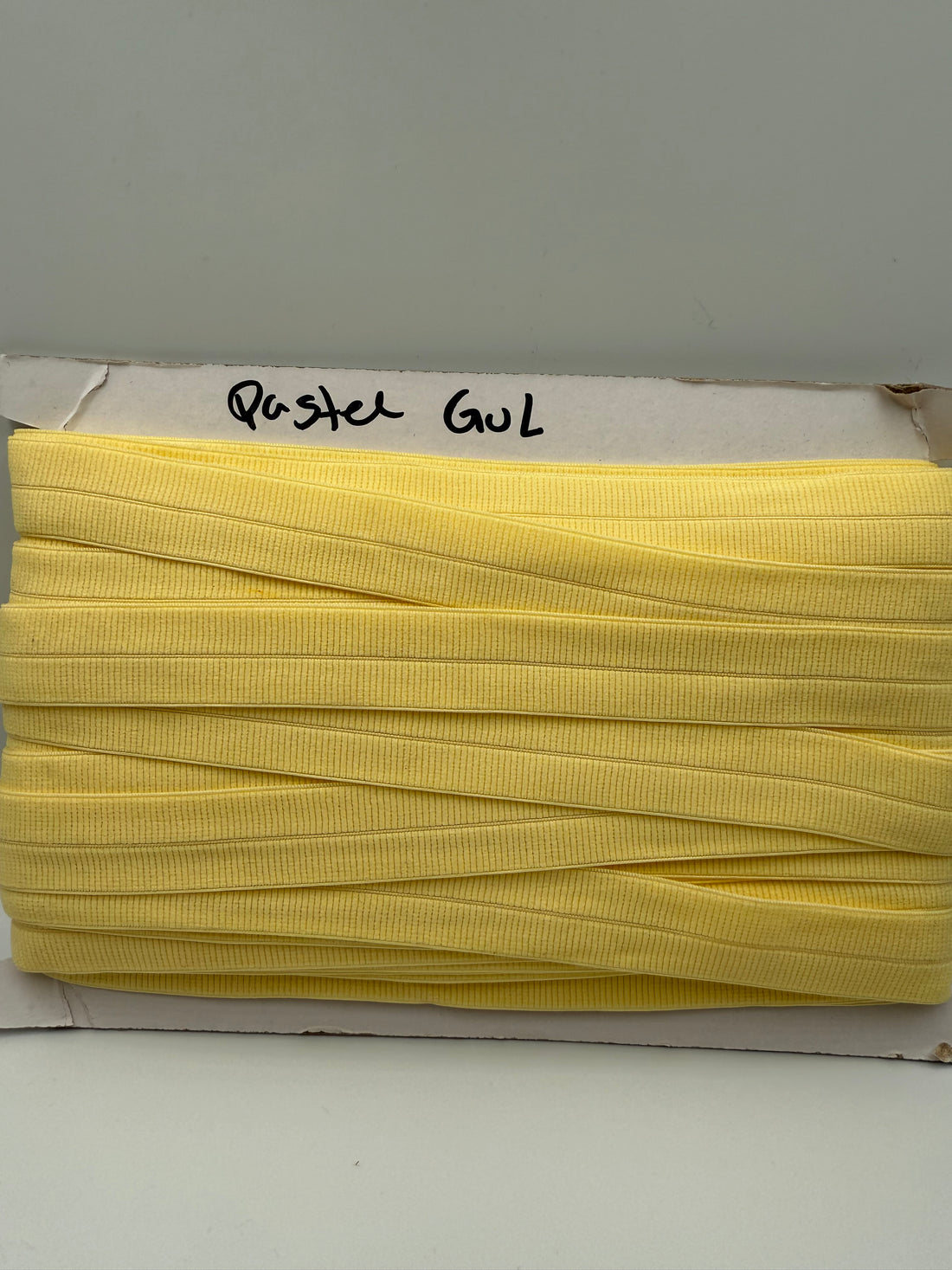 Pastel gul - Foldeelastik 2 cm bred